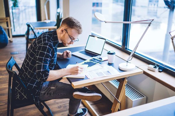 Comment les programmes d'éducation parentale peuvent-ils améliorer les dynamiques familiales dans les foyers avec enfants autistes?